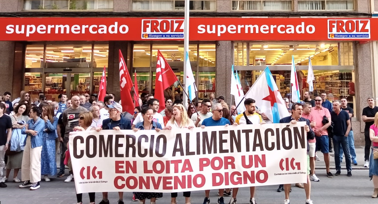Protesta del sector de alimentaciu00f3n frente a un Froiz en una imagen de CIG