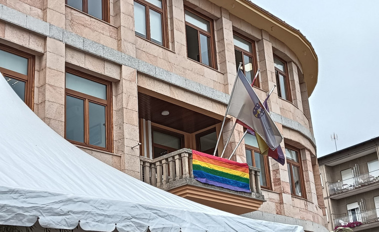 Una bandera arcoíris artesanal, primer símbolo del compromiso del Concello da Rúa con el colectivo LGTBIQ