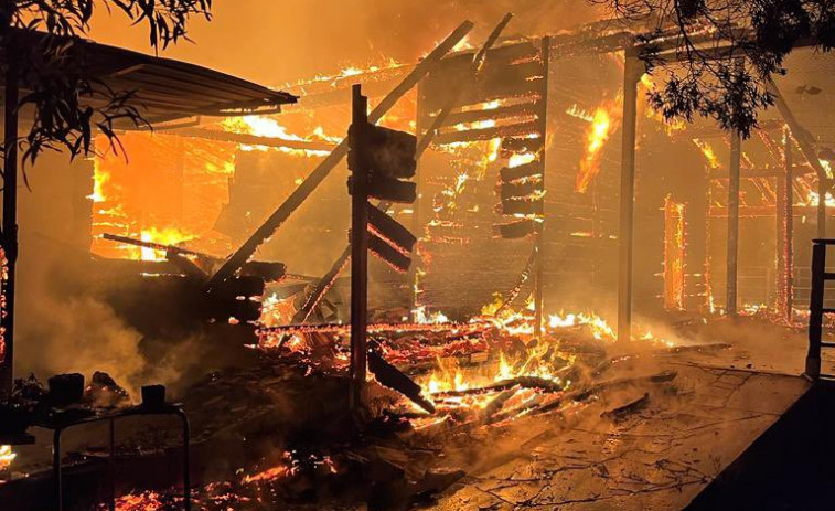 Incendio arrasa el restaurante del camping Valverde en Corrubedo, Ribeira