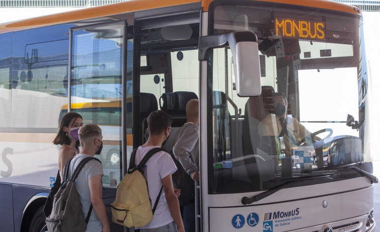 Usuarios del transporte escolar y por carretera cargan contra Monbus: 