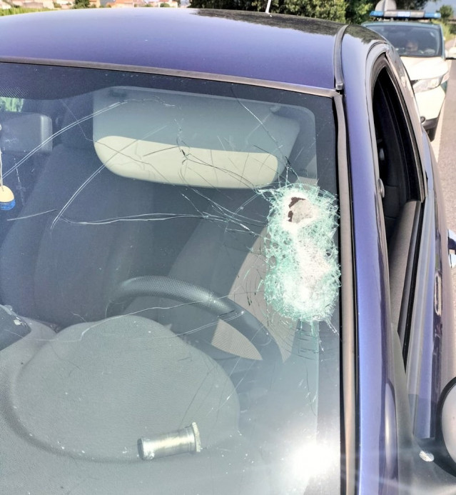 Herida en Cambados (Pontevedra) una conductora tras impactar un tornillo contra el parabrisas de su coche.