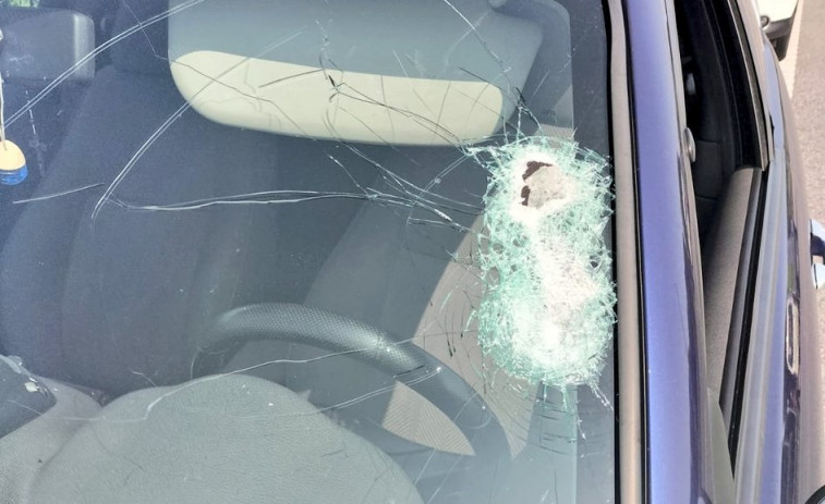 Un tornillo suelto revienta el parabrisas de una conductora en Cambados, que resulta herida en el suceso