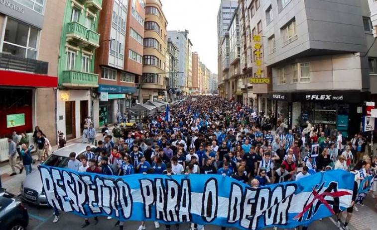 Miles de seguidores del Deportivo de A Coruña marchan contra la gestión de Escotet (Abanca)