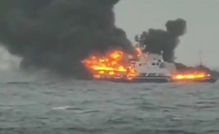 Rescatan a los 15 tripulantes de un pesquero de Burela que ardió en el Gran Sol