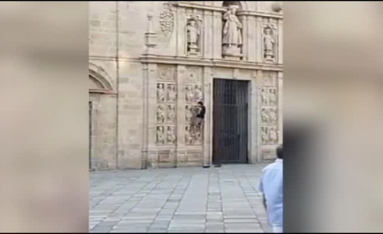(VÍDEO) Nueva polémica con los peregrinos: un 'Spider-Man' encaramado a la Porta Santa de la Catedral de Santiago