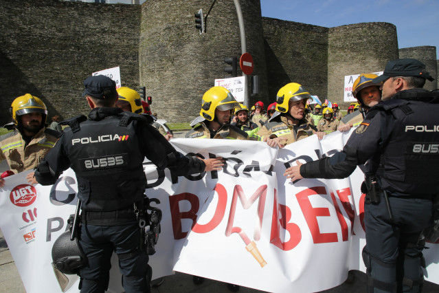 Archivo - Antidisturbios de la Policía durante la protesta de bomberos de consorcios provinciales al intentar colocar una pancarta ante la sede de la Xunta, a 23 de mayo de 2023, en Lugo, Galicia (España). Los bomberos de consorcios provinciales se manifi