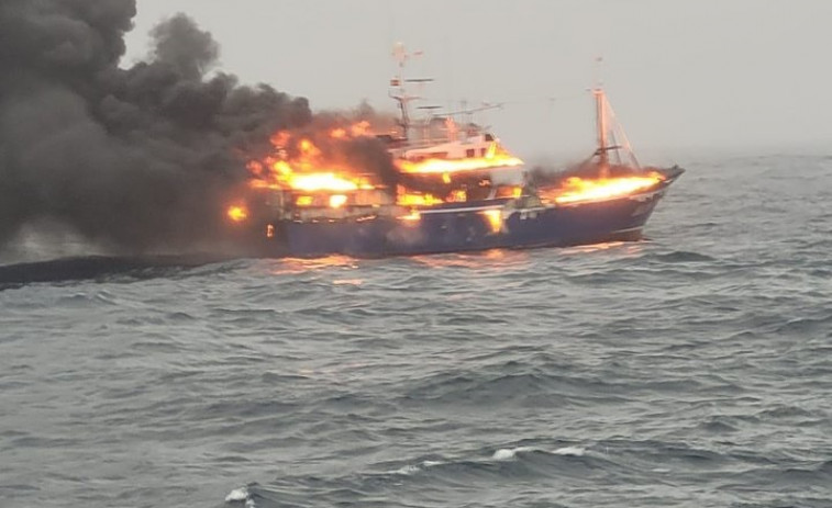 Más de 24 horas después del incendio el 'Nuevo San Juan' sigue a la deriva y envuelto en llamas