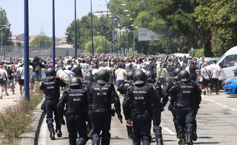 (VÍDEOS) Cargas policiales, disparos y contenedores quemados junto a Stellantis en la huelga del metal de Pontevedra
