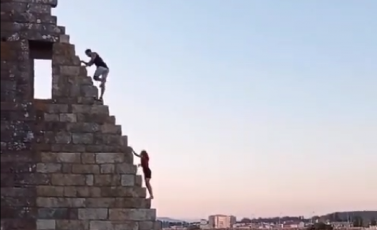 (VÍDEO) Unos turistas escalan la milenaria Torre de San Sadurniño, en Cambados, en otro ataque al patrimonio