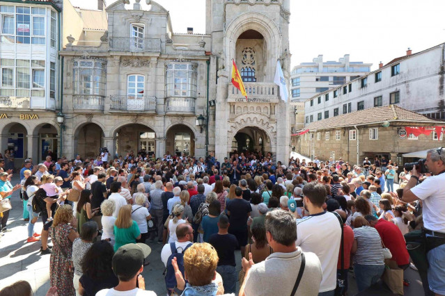 Concentración silenciosa a las puertas del Ayuntamiento de O Porriño (Pontevedra) en recuerdo del menor que falleció tras quedarse olvidado durante horas en un coche, y en apoyo a su familia.