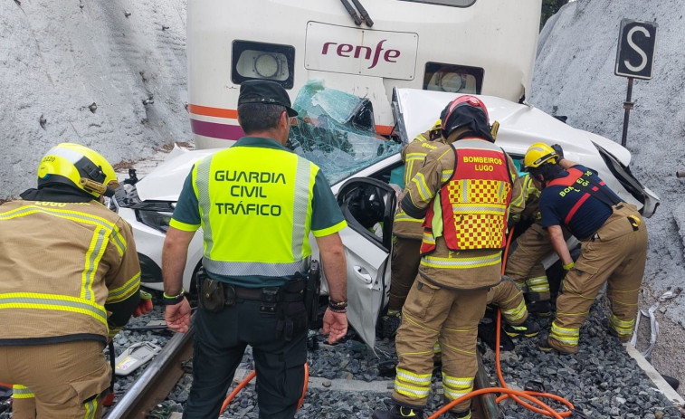 Un tren arrolla un coche en Lugo y deja un muerto de 21 años, vecino de León, y dos heridos graves