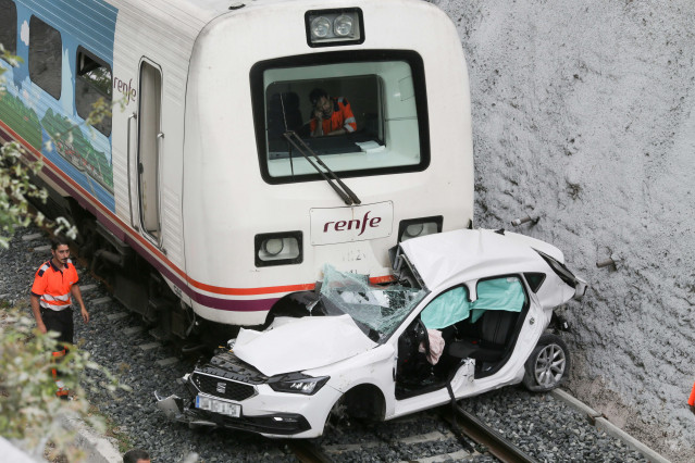 Vista del choque del tren a un coche en un paso a nivel, a 12 de julio de 2023, en Lugo, Galicia (España).