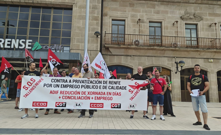 Medio centenar de trabajadores se concentran en la estación de tren de Ourense contra 