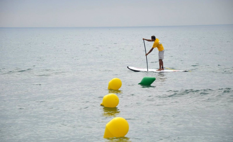 Rescatan del agua a dos personas que practicaban pádel surf cerca de la Praia das Catedrais