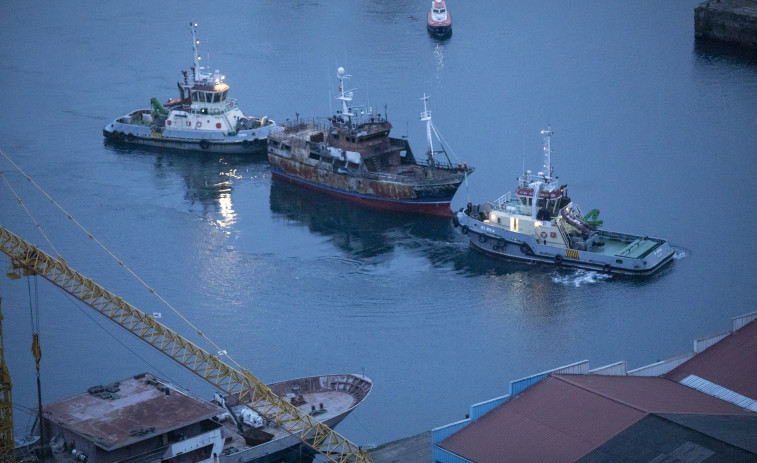 El 'Nuevo San Juan' permanece en el puerto de Gijón a la espera de informes sobre su estado