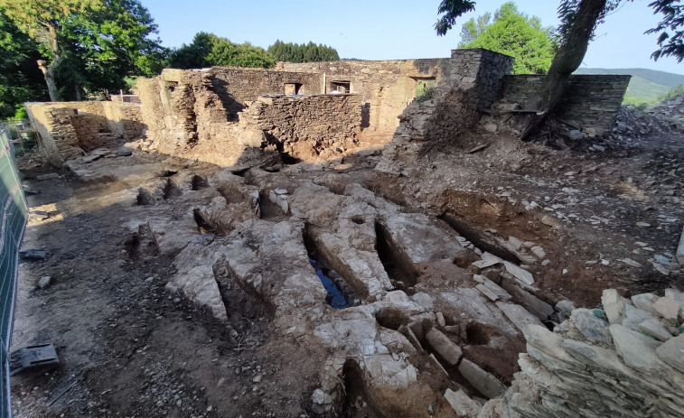 Descubren en Castroverde una necrópolis medieval con más de 20 tumbas
