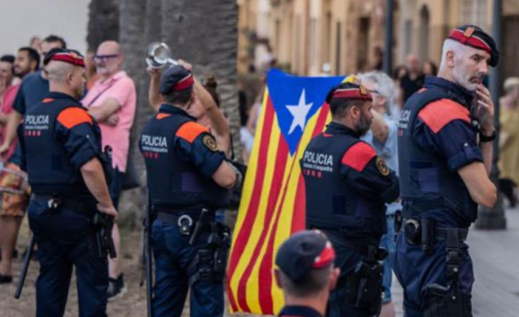 Garriga, número 2 de Vox, se baja del atril para encararse con manifestantes en Badalona (vídeos)