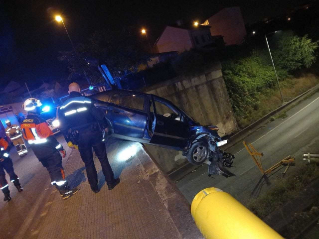 La Policía Local de Ferrol (La Coruña) busca a los ocupantes de un vehículo que quedó colgado del puente de Joane