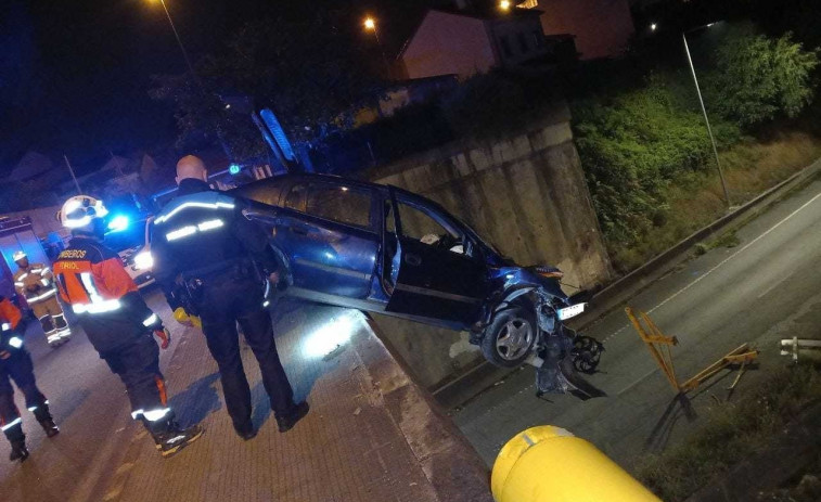 Un muchacho de 27 años, identificado como el responsable de dejar el coche colgando de un puente en Ferrol