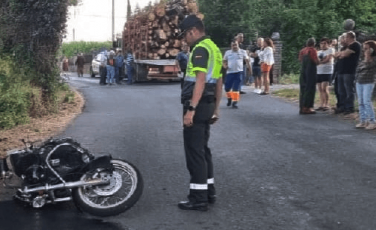 Accidente entre moto y camión en O Mato (Sarria) provoca un fallecido