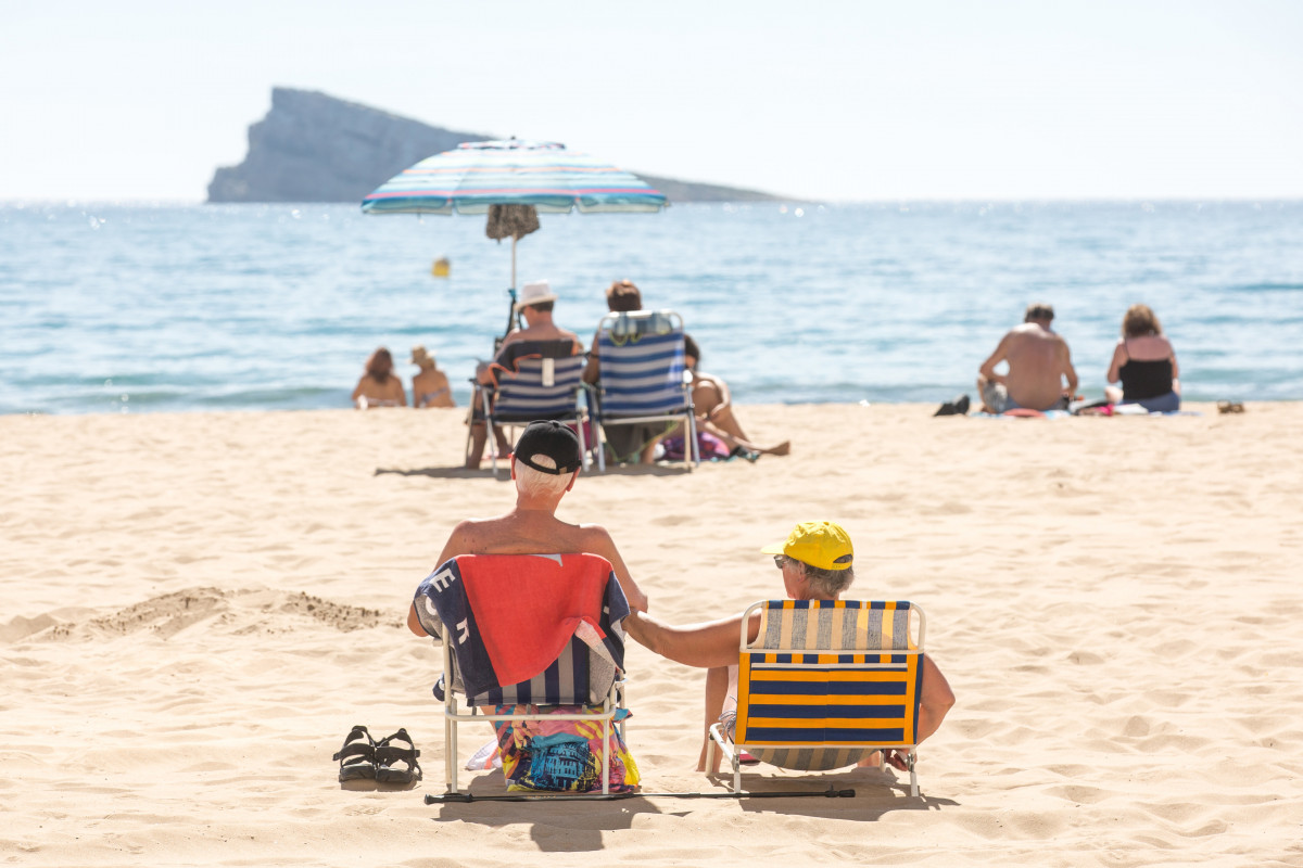 Archivo - Numerosas personas se bañan y toman el sol en la playa de Poniente, a 11 de marzo de 2023, en Benidorm, Alicante, Comunidad Valenciana.