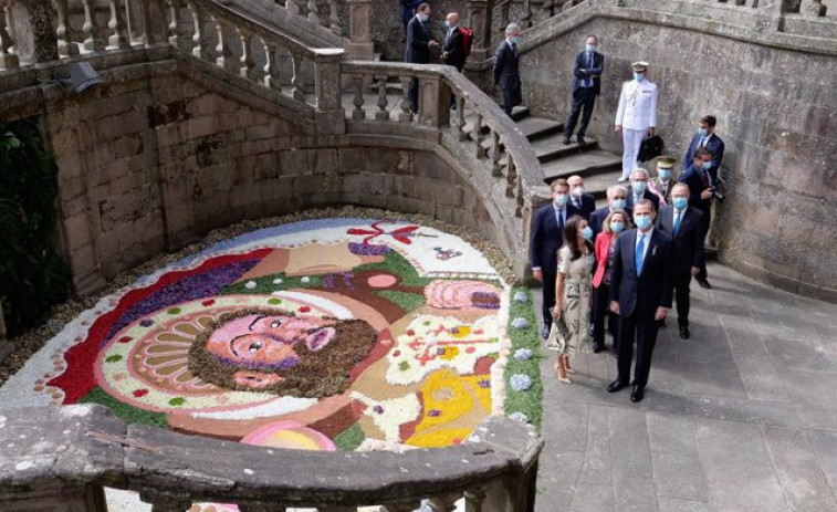Más de 40 alfombristas elaboran la alfombra floral del Apóstol 2023, ideada por el diseñador gallego Jorge Vázquez