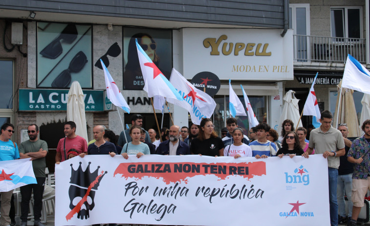 Integrantes de Galiza Nova y del BNG se manifiestan contra la visita del rey emérito a Sanxenxo