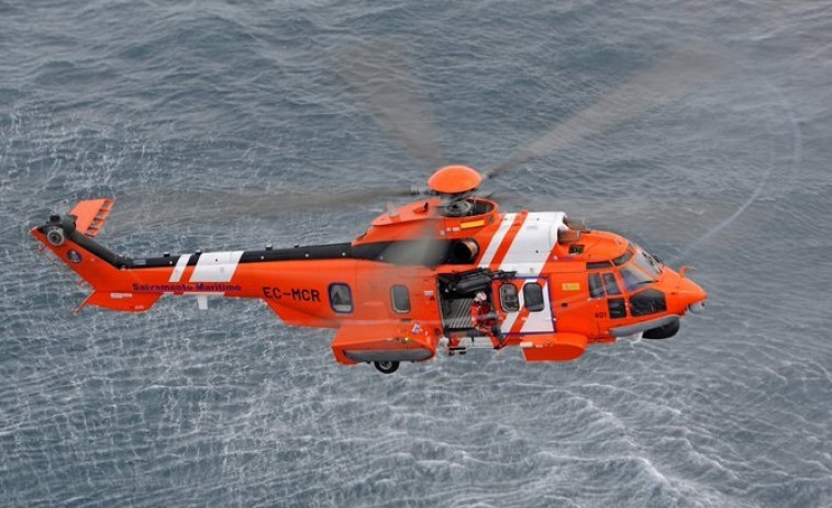 El helicóptero de Salvamento Marítimo buscará pélets en la zona de Valdoviño