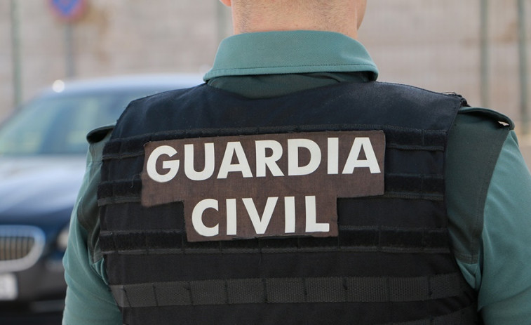Reducen al Guardia Civil atrincherdado en un piso de Vilagarcía de Arousa con una mujer y que amenazaba con disparar