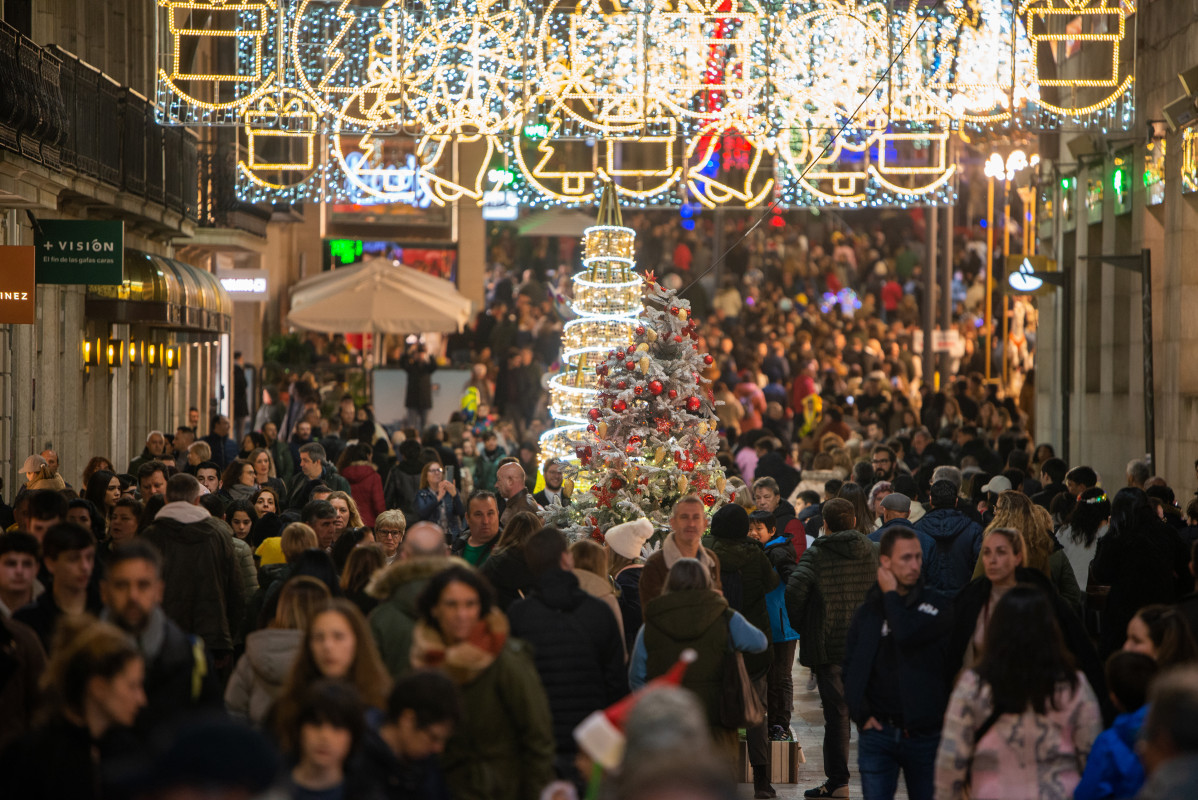 Archivo - Miles de personas pasean por el centro de la ciudad de Vigo en Navidad.