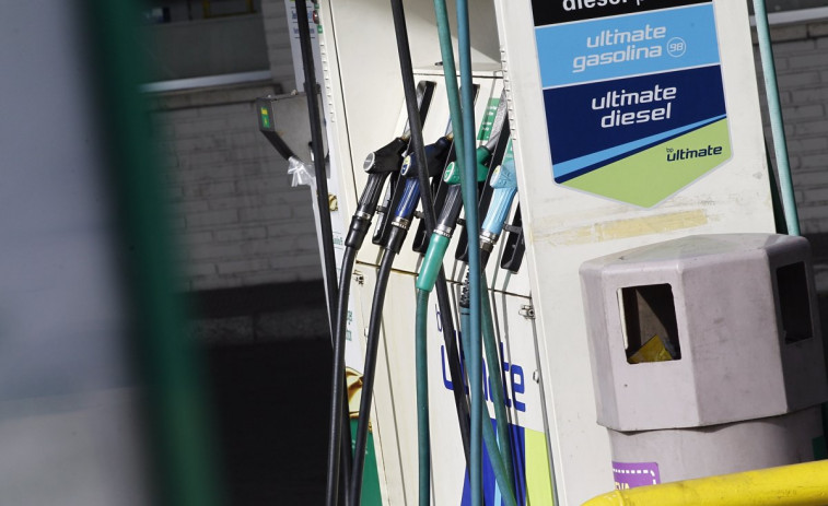 ¿Puede el Gobierno recuperar las ayudas al combustible? El alza del diésel y la gasolina reaviva el debate