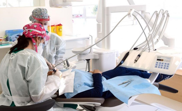 Los dentistas recomiendan a sus pacientes usar mascarilla en las consultas