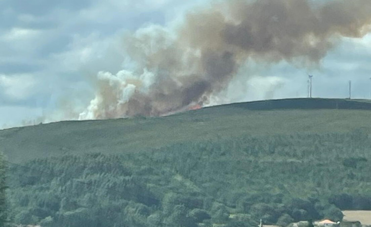 Jornada caliente en los montes gallegos, con el incendio en Palas de Rei estabilizado tras quemar 120 hectáreas