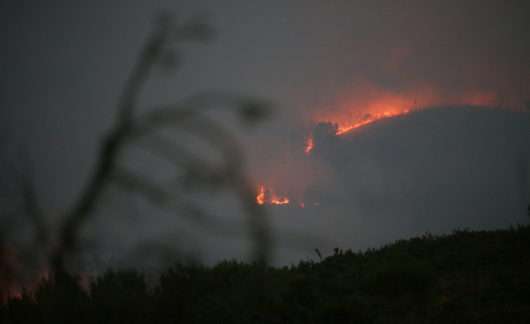 Extinguido el incendio de Castro de Rei después de arrasar con 27,5 hectáreas de terreno