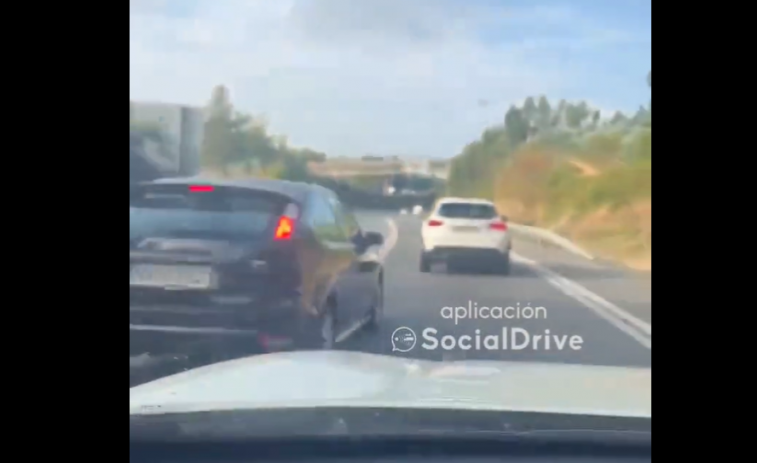 (VÍDEO) La temeraria conducción de dos coches en Vilagarcía que pudo acabar en tragedia: 