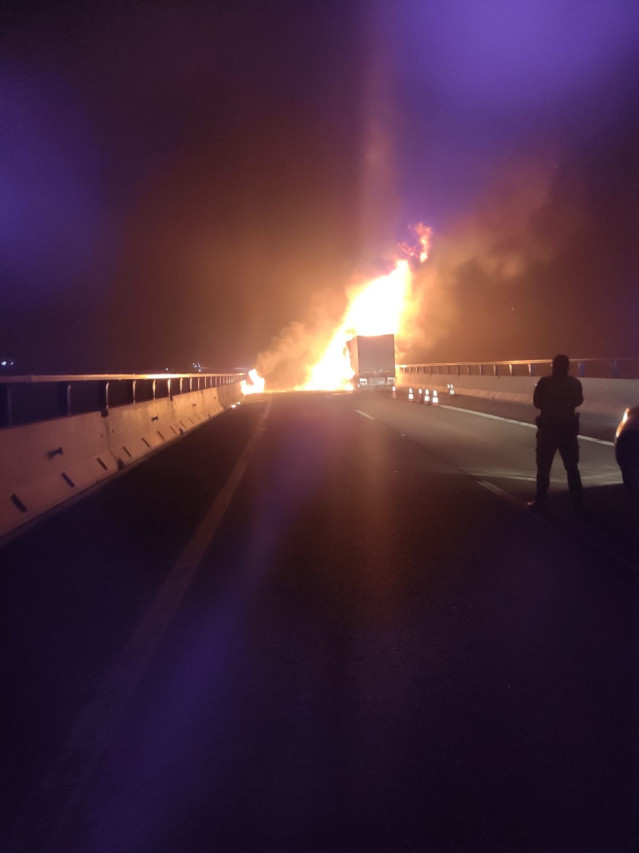 Corte de la circulación en la A-52 debido al incendio de un vehículo articulado en el kilómetro 107, sentido Benavente, en el término municipal de Lubian