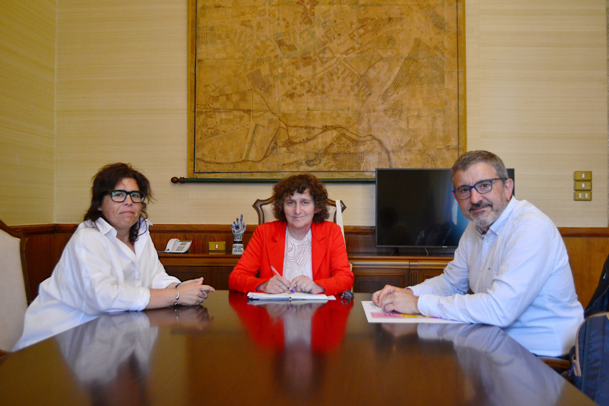 La alcaldesa de Santiago en el centro reunida con Gonzalo Constela en una foto de la EOI de Santiago