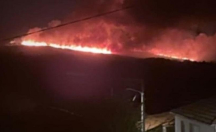 Santigoso en A Mezquita sufre un incendio forestal importante aunque la Xunta apunta a evolución favorable