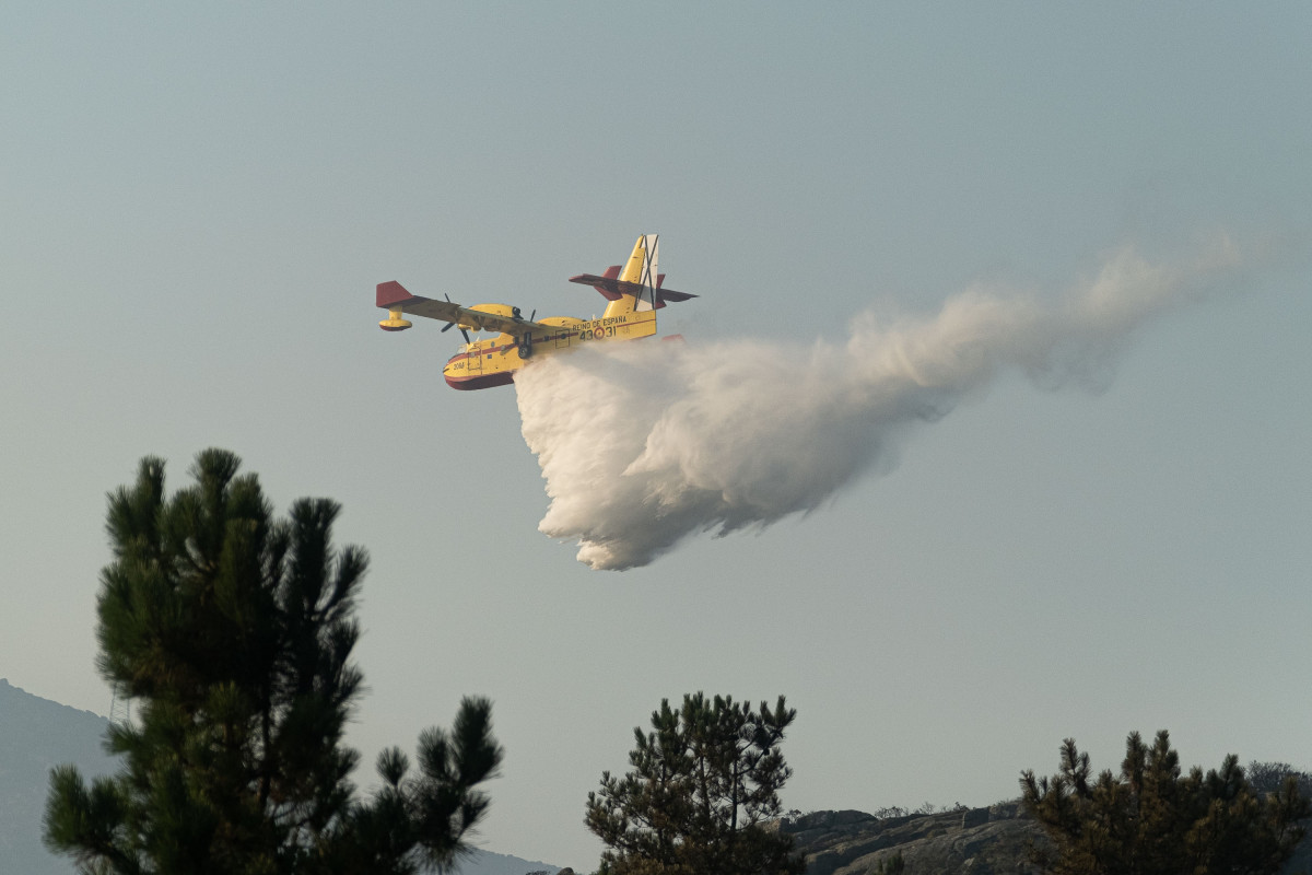 Archivo - Un avión de extinción de incendios trabaja en la extinción de un incendio.