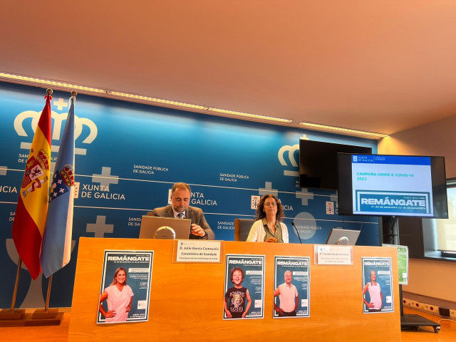 El conselleiro de Sanidade, Julio Garcia Comesaña, junto a la directora xeral de Saúde Pública, Carmen Durán, en rueda de prensa para presentar la campaña de la gripe y de la covid 2023