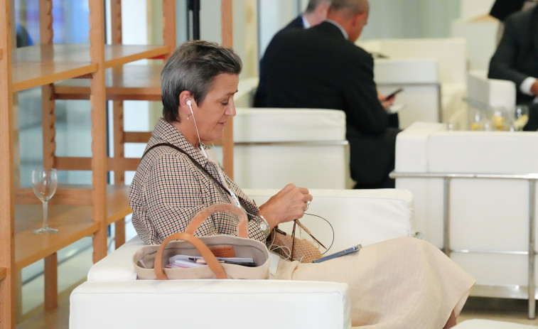 Vestager, rival de Calviño para presidir el BEI, protagoniza la anécdota del Ecofin tejiendo en un descanso
