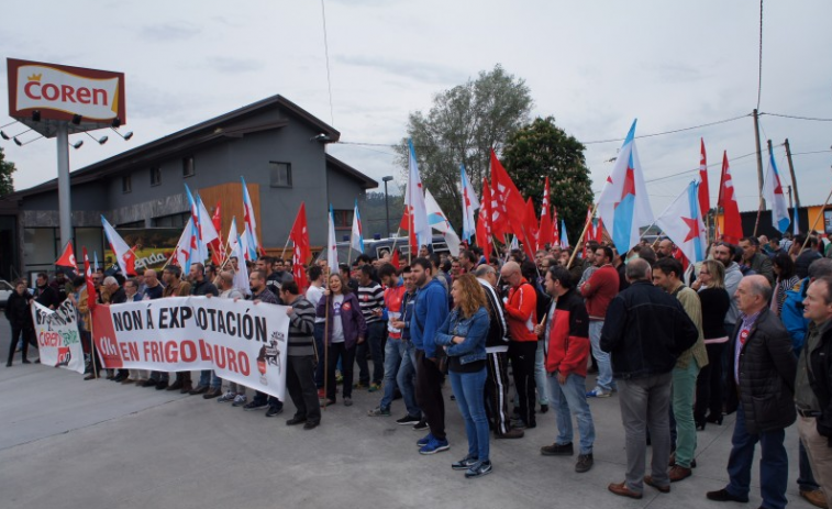 Centos de delegados sindicais concéntranse denunciando explotación nunha filial de Coren