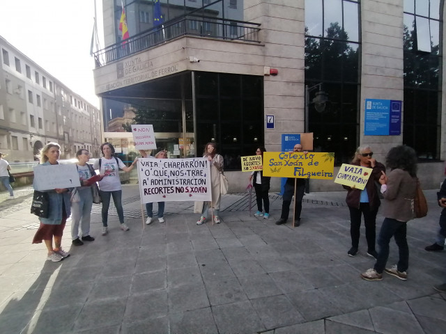 La comunidad educativa se concentra frente a la Xunta contra el cierre de un aula en el CEIP San Xoán de Filgueira de Ferrol.