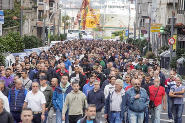 Miles de trabajadores del naval de Vigo se manifiestan el 21 de septiembre de 2023 para denunciar la precariedad en el sector, tras la muerte de un operario de una contrata en el astillero Armón.