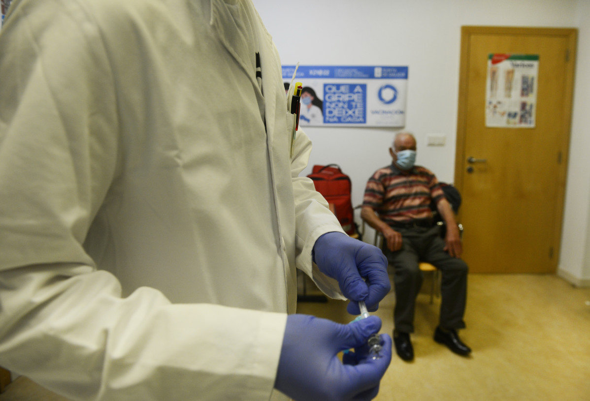 Archivo - Un anciano espera para recibir la vacuna contra la gripe, a 25 de octubre de 2021, en Ourense, Galicia, (España). El Servizo Galego de Saúde (Sergas) amplia desde este lunes la vacunación