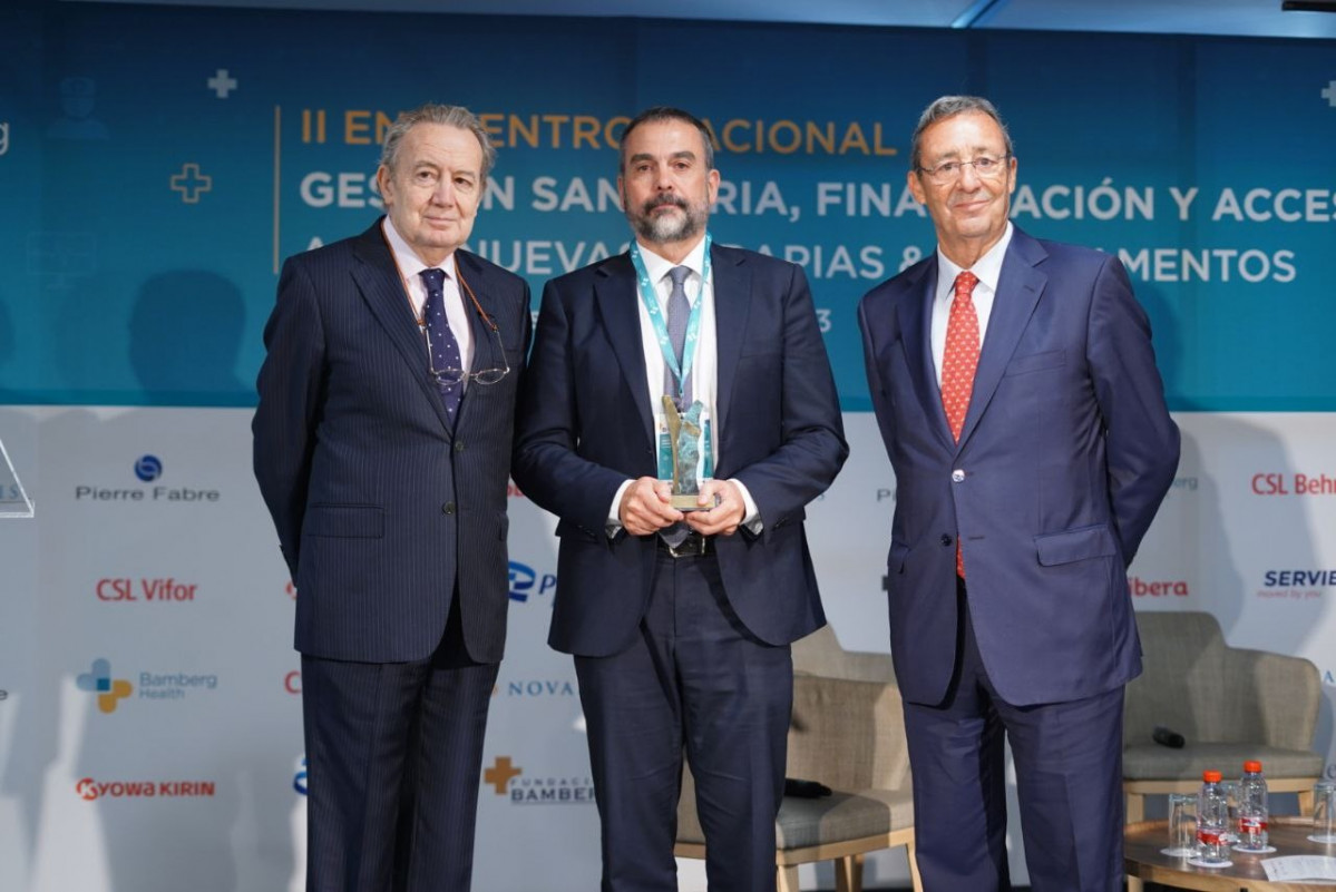 El director xeral de Asistencia Sanitaria do Sergas, Jorge Aboal Viñas, recoge el premio a la excelencia del sistema sanitario