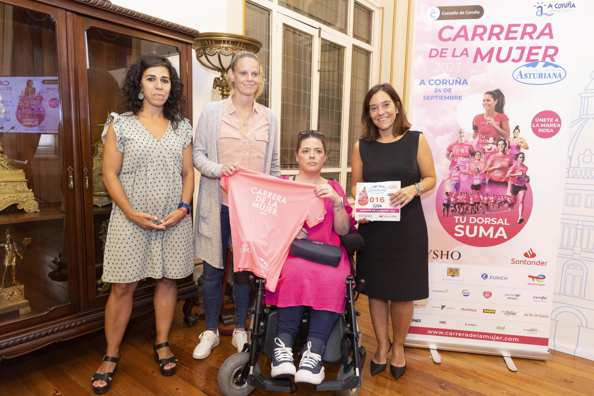 La alcaldesa de A Coruña, Inés Rey, en el acto de presentación de la Carrera de la Mujer
