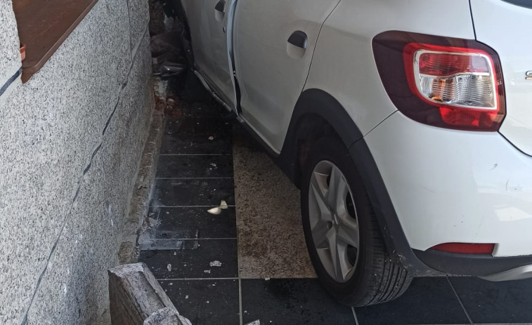 Pierde el control de su vehículo y choca contra una casa en la parroquia pontevedresa de Nantes