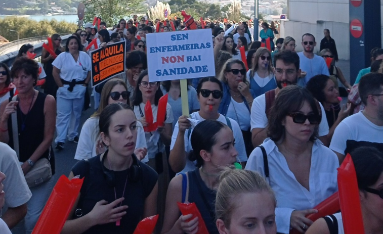 'Enfermeras a por Todas' protestan en Santiago, Lugo, A Coruña, Pontevedra y Monforte y el SERGAS rebate sus quejas