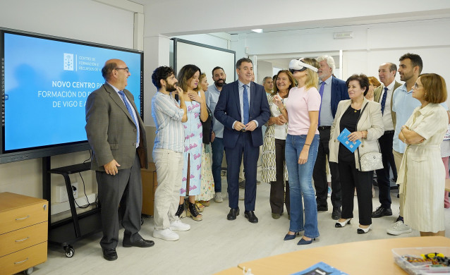 El conselleiro de Cultura, Educación, FP e Universidades, Román Rodríguez, inaugura el nuevo Centro de Formación y Recursos para el profesorado en Vigo.